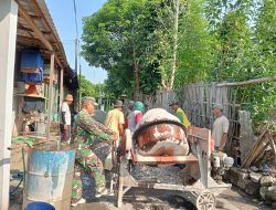 Babinsa Desa Wadunggetas Bersama Warga Gotong Royong Dalam Karya Bakti Betonisasi Jalan