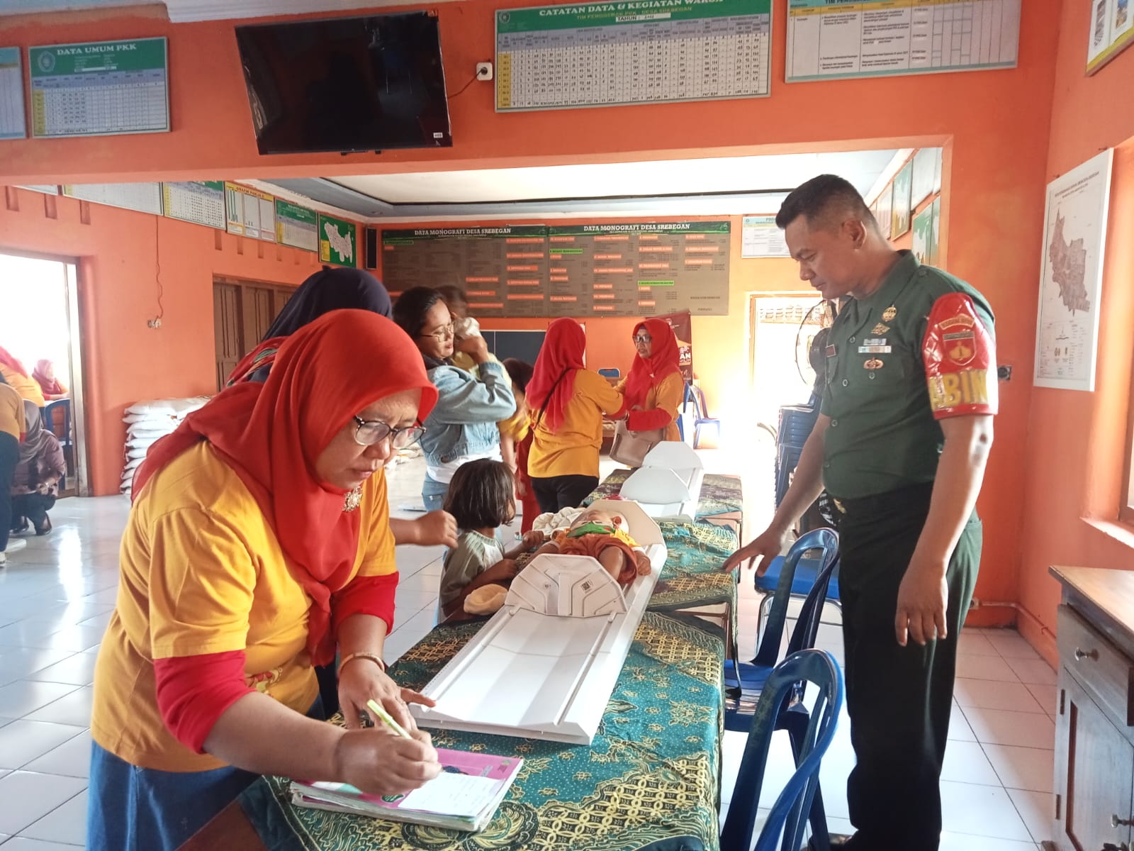 Sinergi Dan Proaktifnya Babinsa Koramil 23/Ceper Bersama Tenaga Kesehatan Desa Srebegan