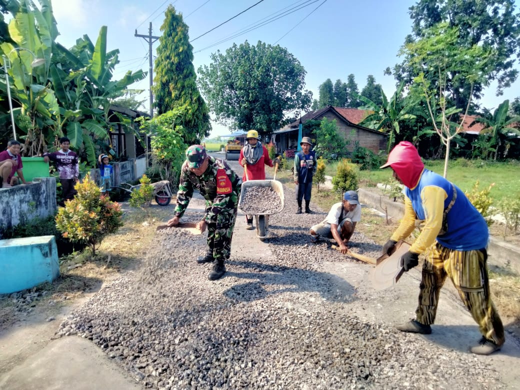 Babinsa Desa Duwet Koramil Wonosari Kodim Klaten Bantu Pengaspalan Jalan Kampung