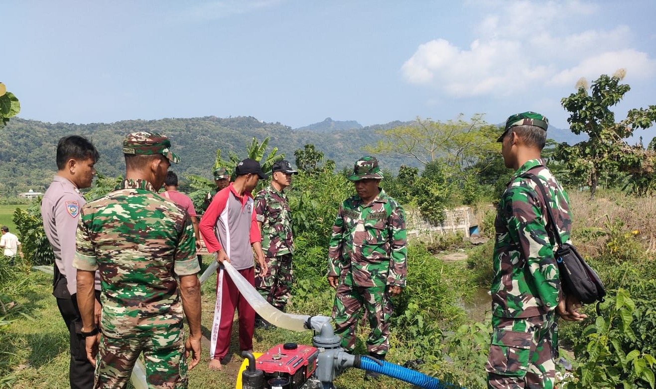 Sukseskan Ketahanan Pangan Nasional, Koramil 20/Cawas Dampingi Pompanisasi Desa Burikan Dan Desa Nanggulan