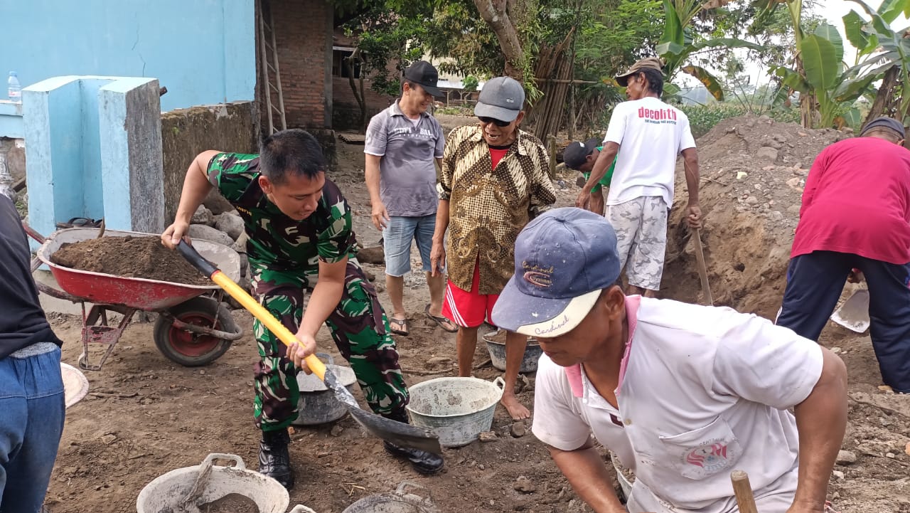 Babinsa Koramil 24/Klaten Utara Wujudkan Kemanunggalan TNI Dan Rakyat Di Dukuh Gergunung