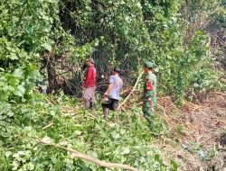Babinsa Kodim Klaten Bersama Warga Lakukan Pembersihan Sungai Di Desa Kingkang