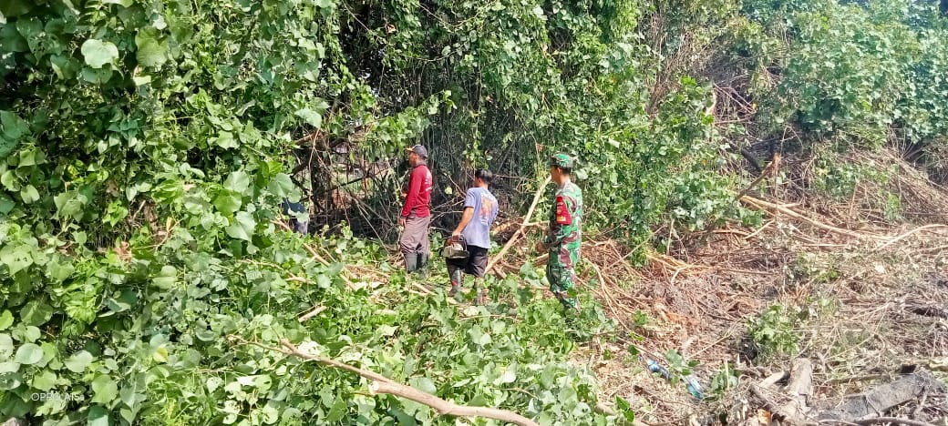 Babinsa Kodim Klaten Bersama Warga Lakukan Pembersihan Sungai Di Desa Kingkang