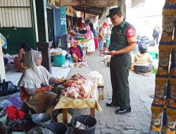 Babinsa Koramil Juwiring Cek Kebutuhan Bahan Pokok Jelang Idul Adha 1445 H Di Pasar Juwiring