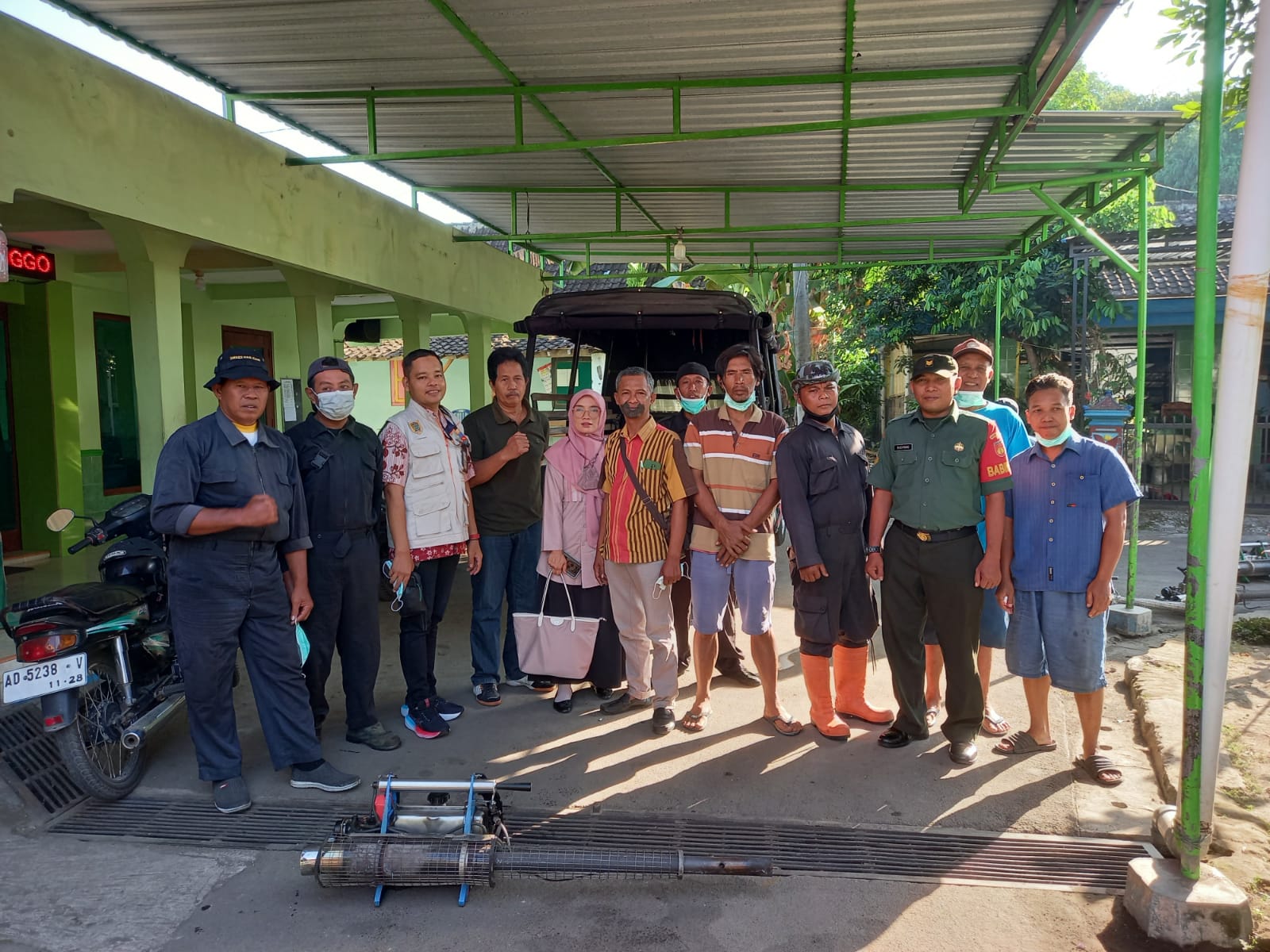 Babinsa Koramil 23/Ceper Kodim 0723/Klaten Dampingi Kegiatan Fogging Cegah DBD