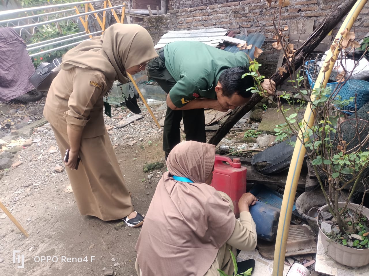 Babinsa Koramil Klaten Utara Dampingi Kader Kesehatan Berantas Sarang Nyamuk Desa Karanganom