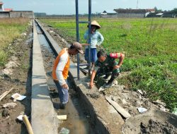 Babinsa Desa Sekaran Koramil Wonosari Dampingi Pembuatan Talud Irigasi Sawah