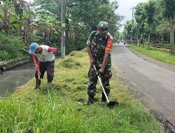Bersihkan Lingkungan, Babinsa Koramil 24/Klaten Utara Potong Rumput Bersama Warga