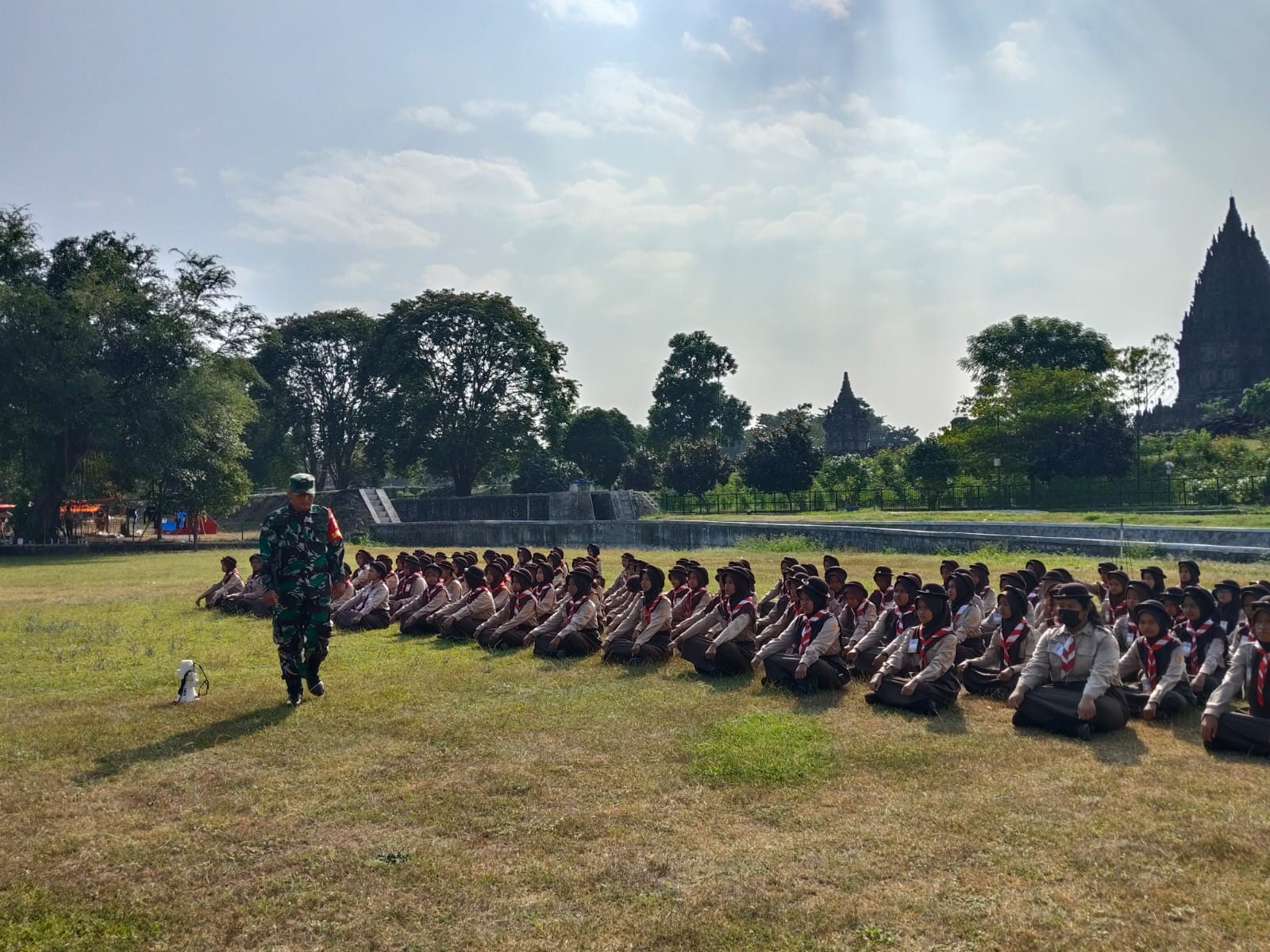 Babinsa Prambanan Beri Pembekalan Wasbang Dan Cinta Tanah Air Kepada Pramuka SMPN 1 Prambanan