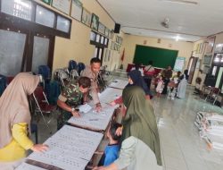 Babinsa Ceper Dampingi dan Pantau Penyaluran Bantuan Pangan CBP Desa Ngawonggo