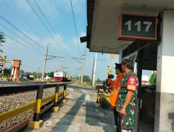 Babinsa Desa Sekaran Lakukan Komsos Dan Patroli Bersama Petugas PJL Perlintasan Kereta Api Pakis