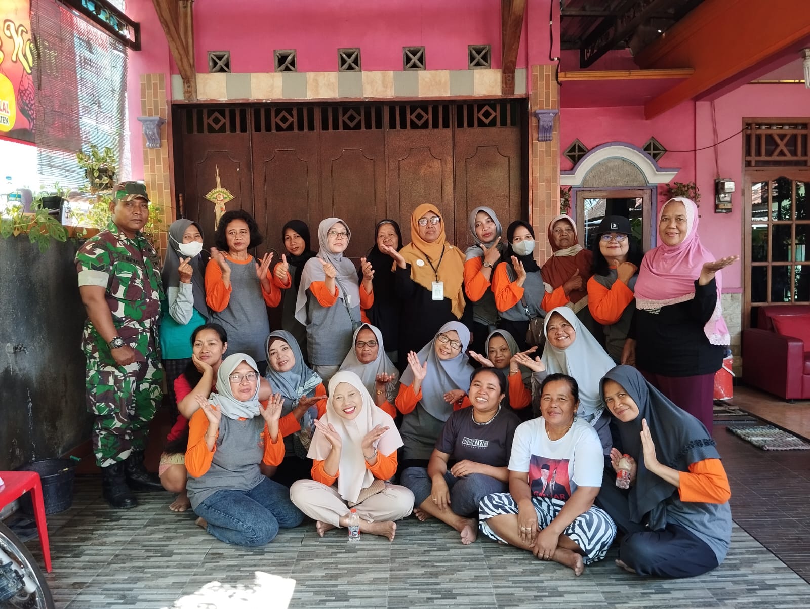 Sertu Sri Nuryanto Babinsa Kodim Klaten Dampingi Pemberantasan Sarang Nyamuk Desa Sukorejo