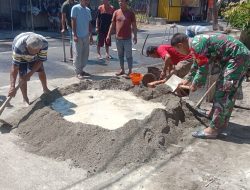 Koptu Suyono, Babinsa Desa Sidowarno Karya Bakti Pengecoran Halaman Gardu Pos Kamling