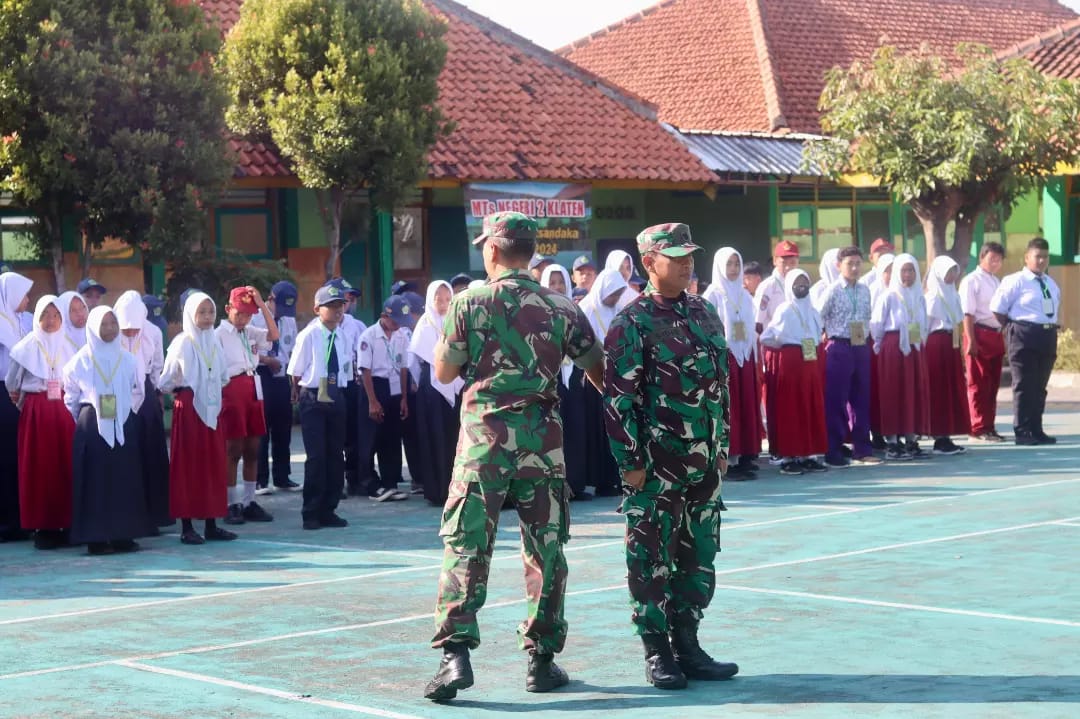 Babinsa Koramil 01/Kota Kodim 0723/Klaten Latih PBB MTs N 2 Klaten