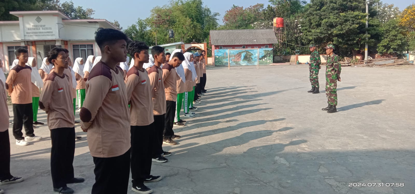 Babinsa Koramil 23/Ceper Berikan Wabang Dan Kedisiplinan Siswa MA Al Muttaqien Pancasila Sakti