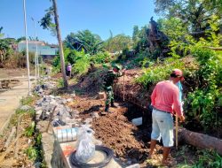 Karya Bakti Babinsa Desa Duwet Pembangunan Talud di TPU Kyai Klungsu
