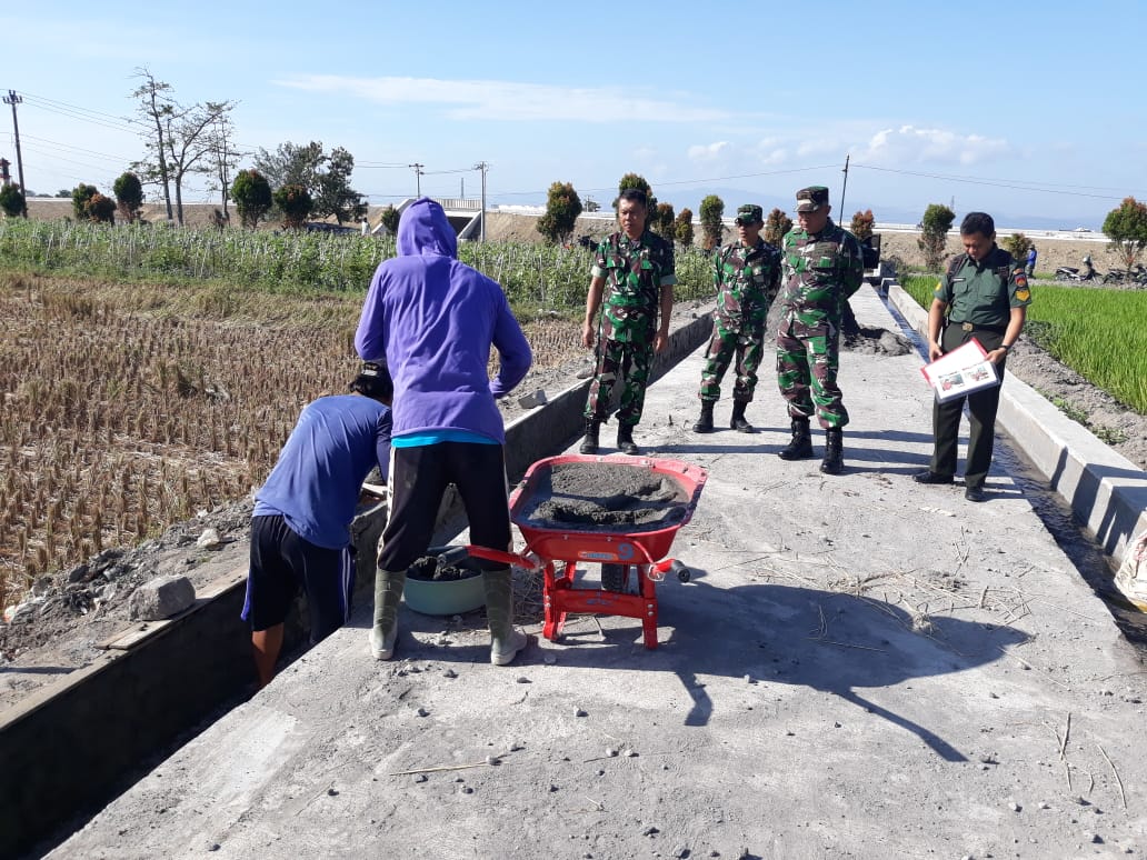 Pelaksanaan Karya Bakti Mandiri Klaten Bersinar Desa Demak Ijo Di Tinjau Dandim 0723 Klaten