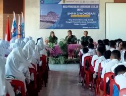 Peltu Agus Subagyo Bersama Sertu Mulyanto Beri Materi Wiyata Mandala Dan Wasbang SMPN 2 Wonosari