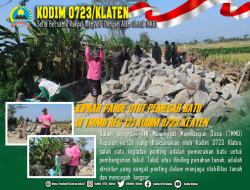 Otot Suyanto Pecah Batu Di TMMD Reg Kodim Klaten