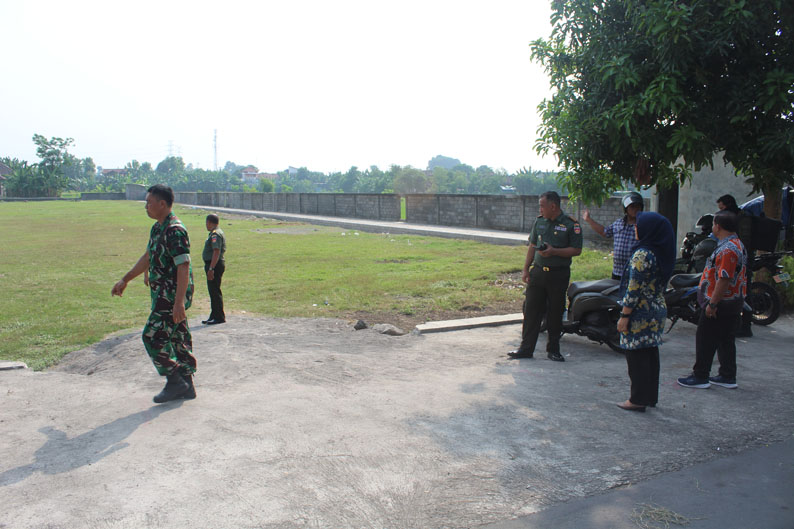 Komandan Satgas TMMD Reg 121 Kodim 0723 Klaten Tinjau Lapangan Upacara Pembukaan TMMD