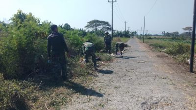 Warga Tambong Wetan Bersama Kodim Klaten Bersihkan Jalan TMMD Reg 121