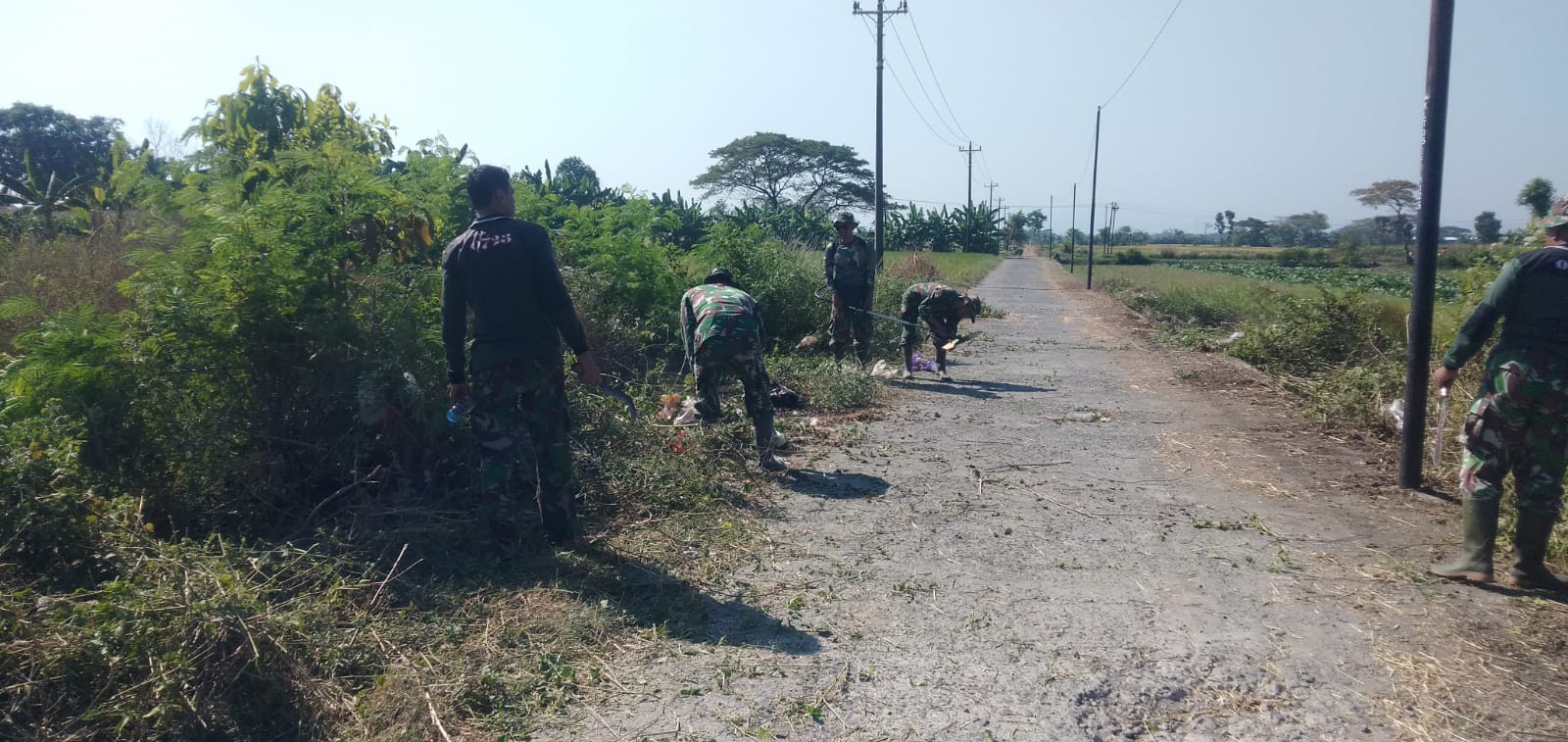 Warga Tambong Wetan Bersama Kodim Klaten Bersihkan Jalan TMMD Reg 121