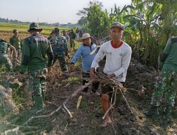 Gotong Royong Warga Bersama Satgas TMMD Reg 121 Kodim Klaten