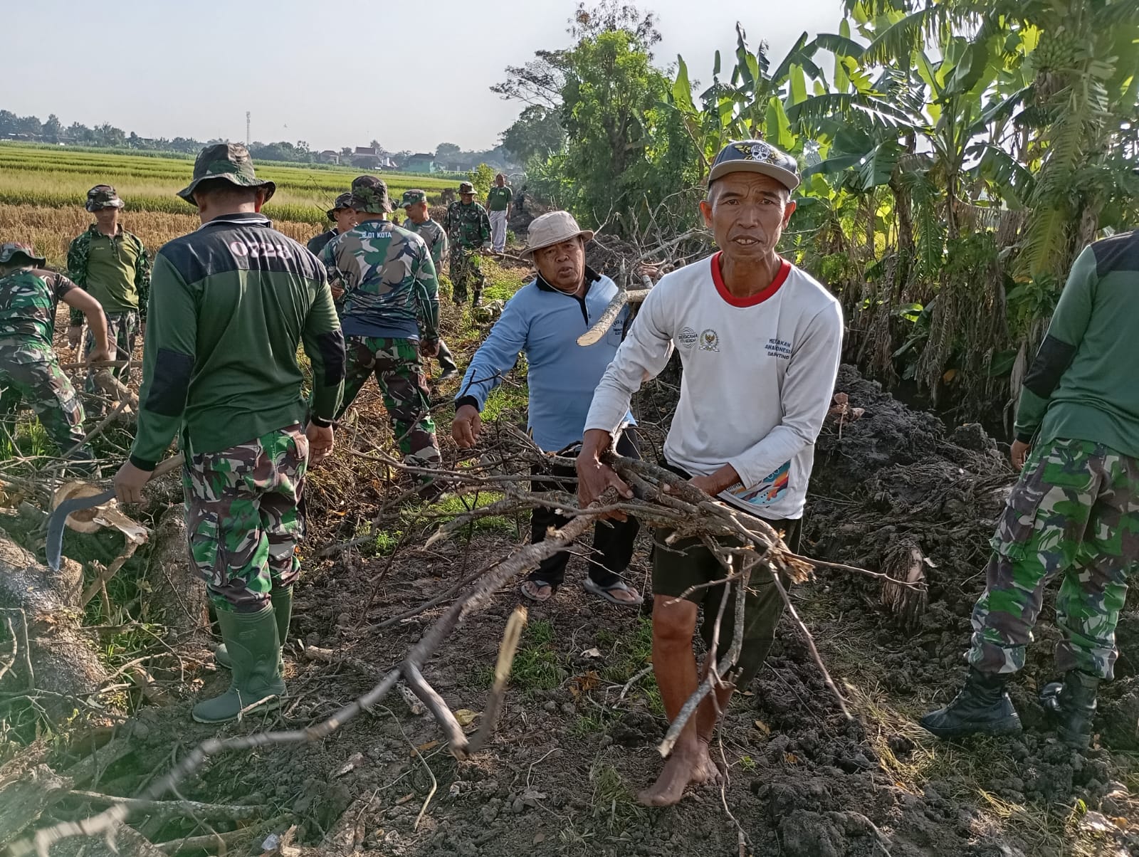Gotong Royong Warga Bersama Satgas TMMD Reg 121 Kodim Klaten