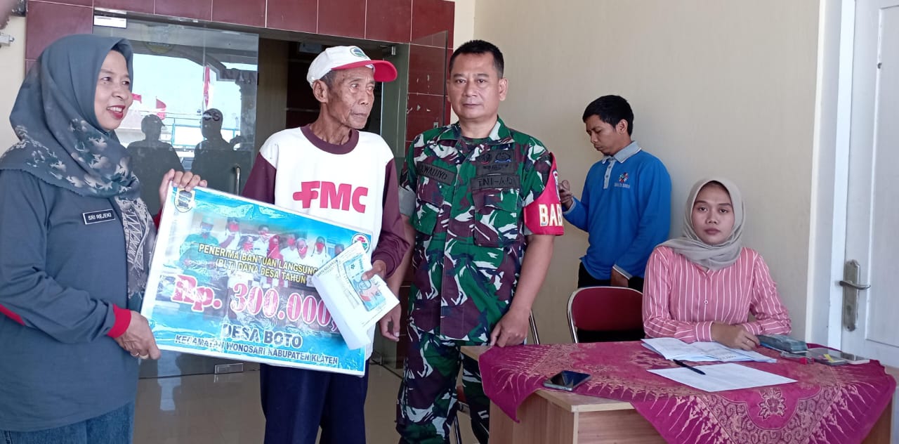 Babinsa Kodim Klaten Dampingi Penyaluran BLT Dana Desa Tahap VIII Di Desa Boto