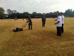 Jelang HUT RI Ke 79, Anggota Koramil 22 Wonosari Gelar Karya Bakti Bersihkan Lapangan Desa Bentangan