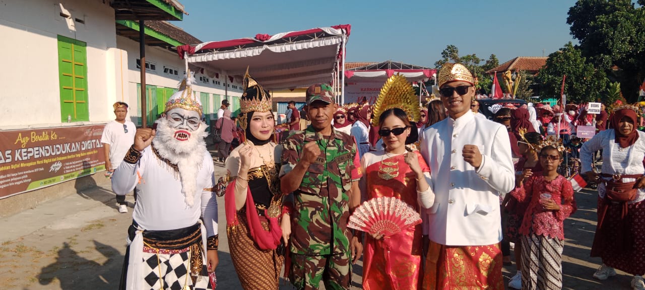 Babinsa Ceper Amankan Pawai Karnaval Meriahkan HUT Kemerdekaan RI ke-79 Di Klaten