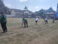 Bersihkan Lapangan Desa Geneng Klaten, Koramil Prambanan Dan Warga Bersinergi Ciptakan Lingkungan Sehat