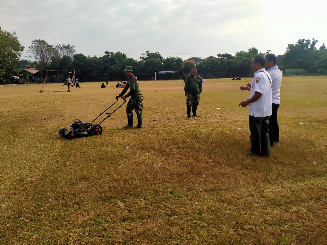 Jelang HUT RI Ke 79, Anggota Koramil 22 Wonosari Gelar Karya Bakti Bersihkan Lapangan Desa Bentangan