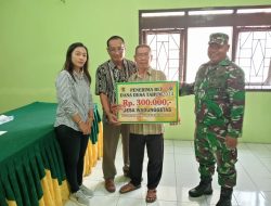 Dukung Kesejahteraan Warga, Babinsa Wonosari Monitoring Penyaluran BLTDD Desa Wadunggetas