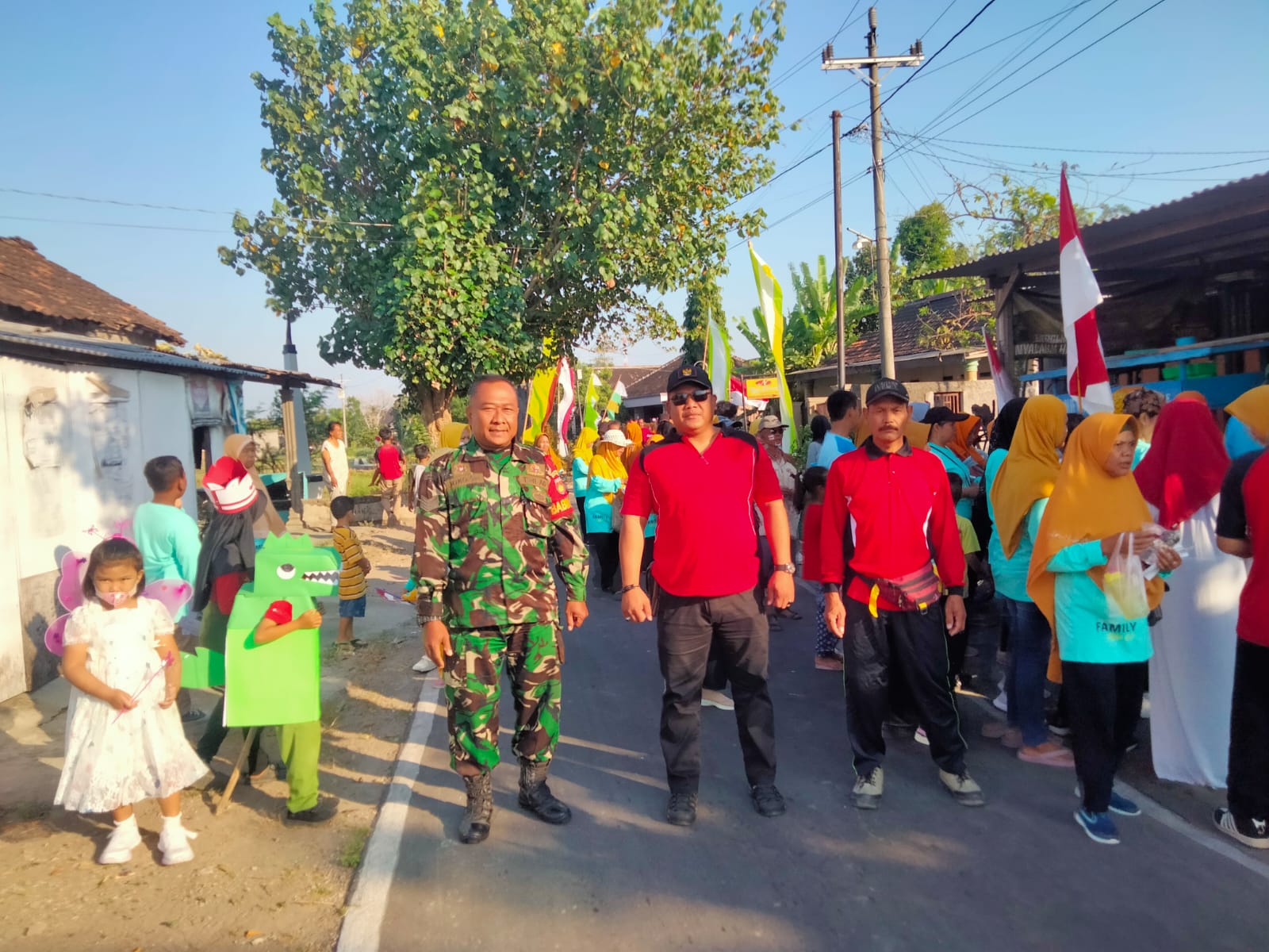 Pengamanan Jalan Sehat Semarakkan HUT Kemerdekaan RI ke-79 Oleh Babinsa Desa Duwet Klaten