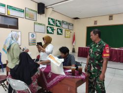 Babinsa Koramil Ceper Dampingi Distribusi Bantuan Pangan Cadangan Beras Pemerintah Di Desa Ngawonggo Klaten