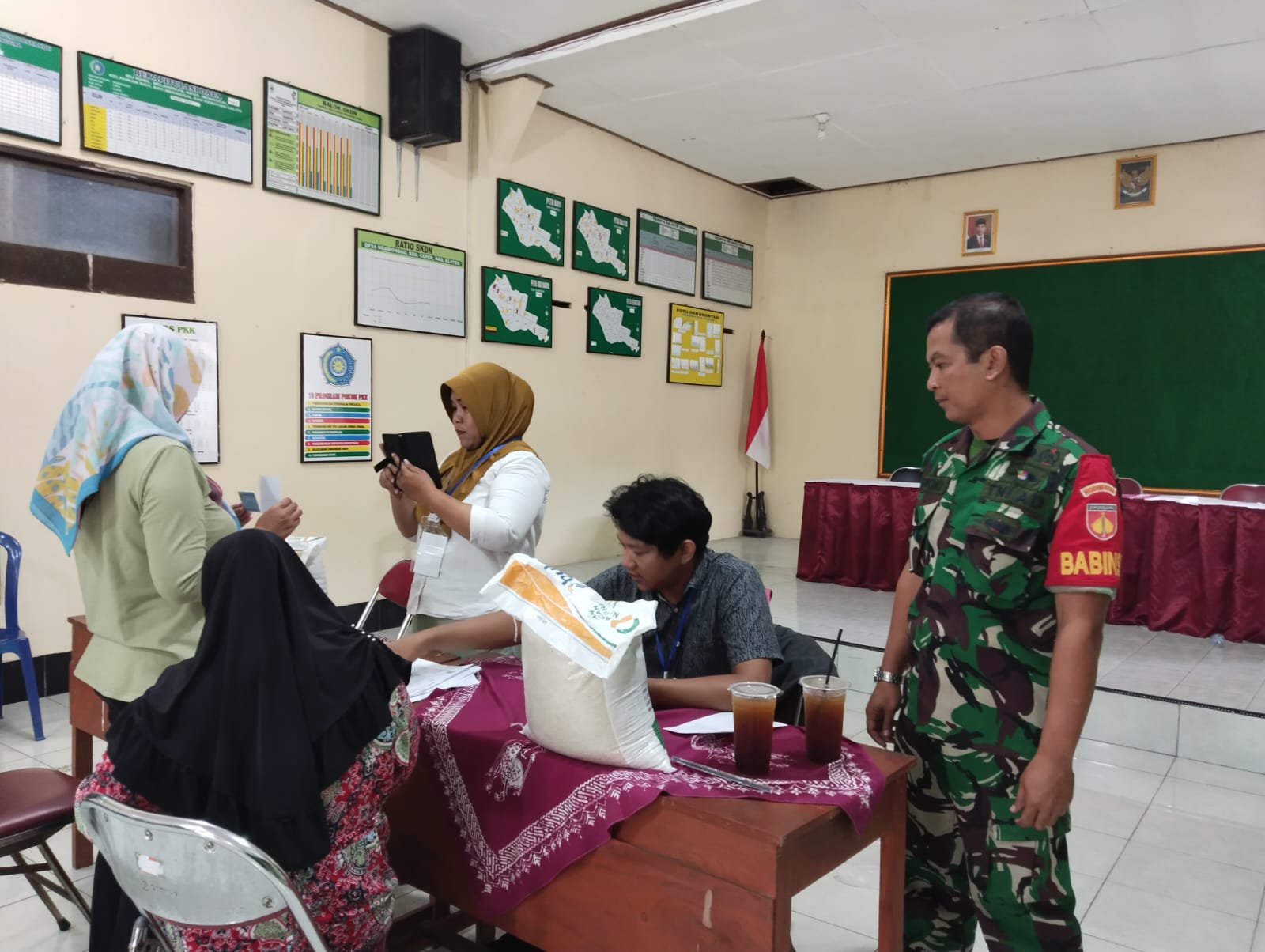 Babinsa Koramil Ceper Dampingi Distribusi Bantuan Pangan Cadangan Beras Pemerintah Di Desa Ngawonggo Klaten