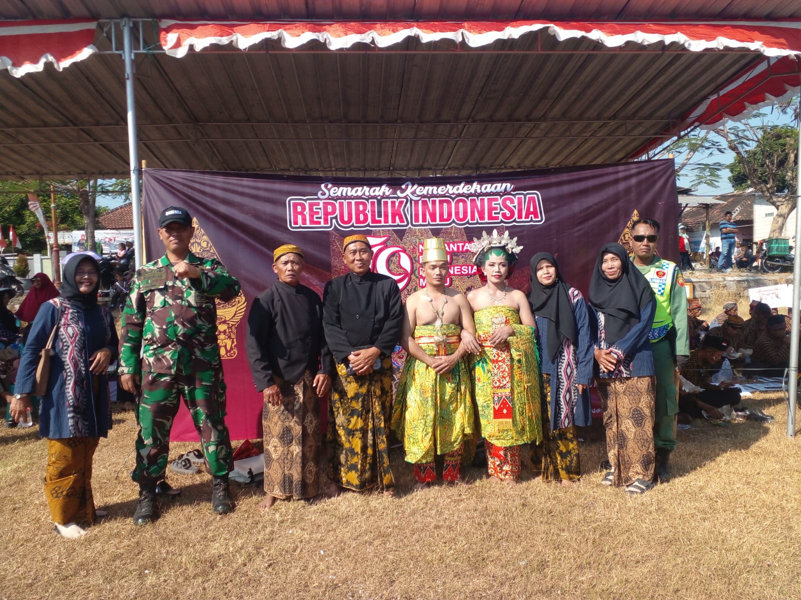 Babinsa Wonosari Amankan Kegiatan Karnaval Peringati HUT Kemerdekaan RI Ke-79 Desa Teloyo Klaten