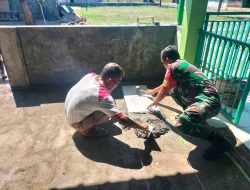 Babinsa Koramil Wonosari Lakukan Pemasangan Keramik TPA Di Desa Sekaran Klaten