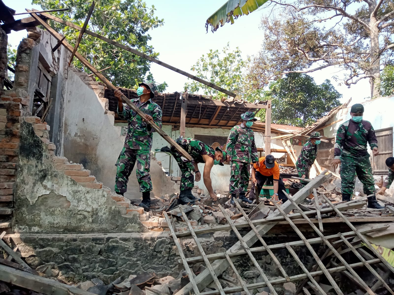 Koramil 05/Jatinom Turun Bantu Warga Terdampak Rumah Roboh Di Desa Krajan