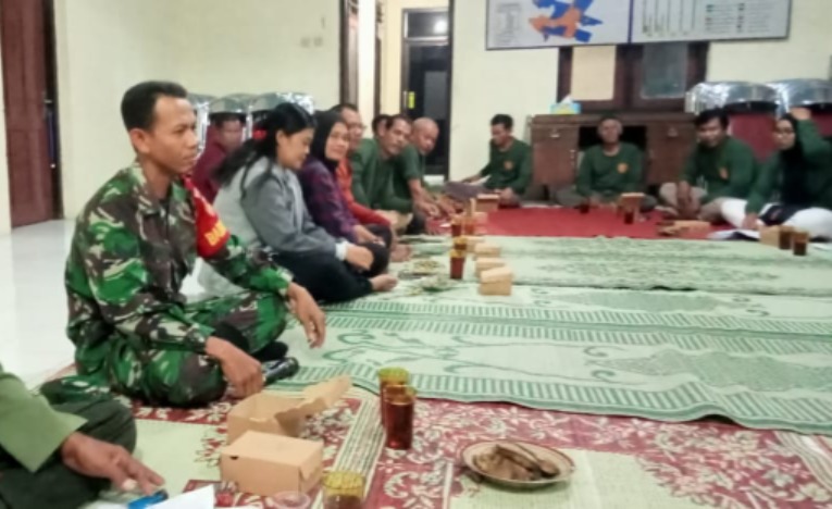Ciptakan Keamanan Dan Silaturahmi Babinsa Desa Kingkang Hadiri Pertemuan Linmas Desa Kingkang Wonosari