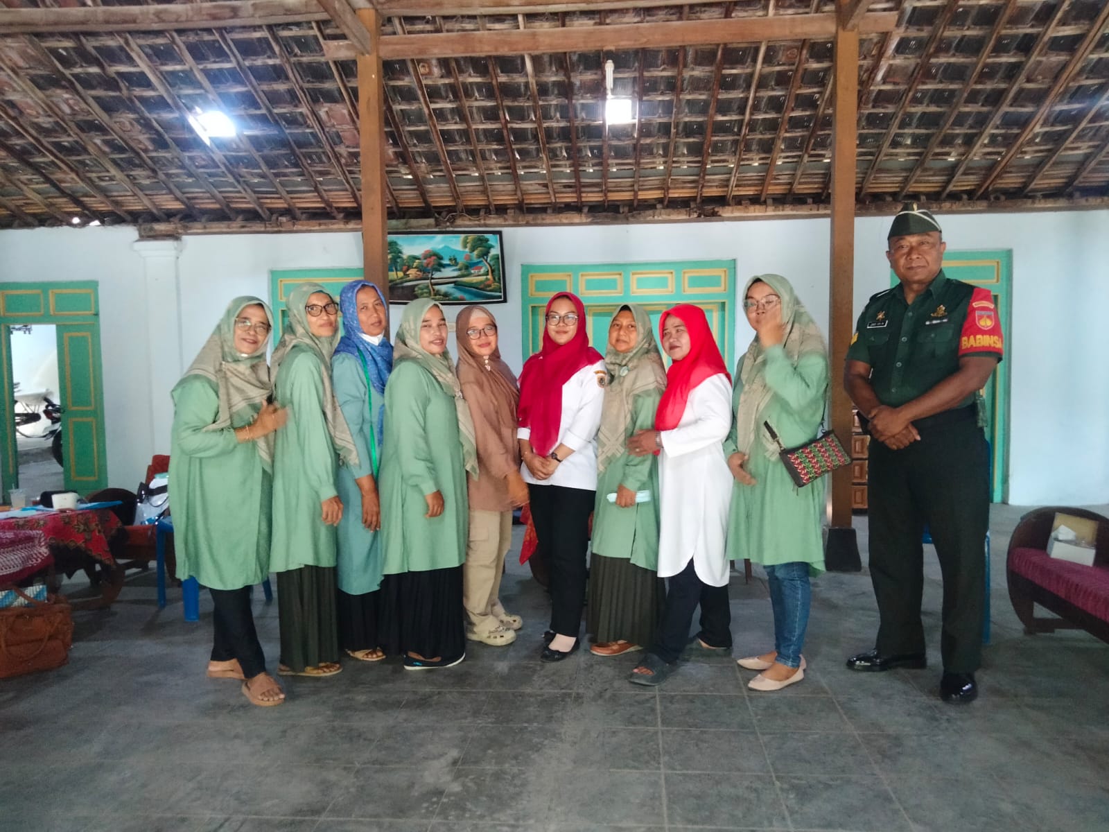 Pantau Kesehatan Warga, Babinsa Koramil Wonosari Dampingi Giat Posyandu Desa Duwet Wonosari