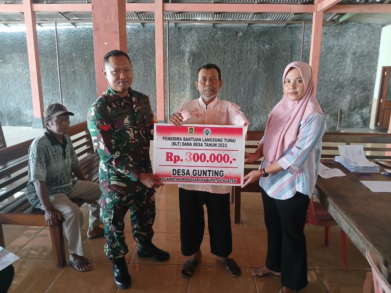 Babinsa Koramil Wonosari Pantau Penyaluran Bantuan Langsung Tunai Desa Gunting Klaten