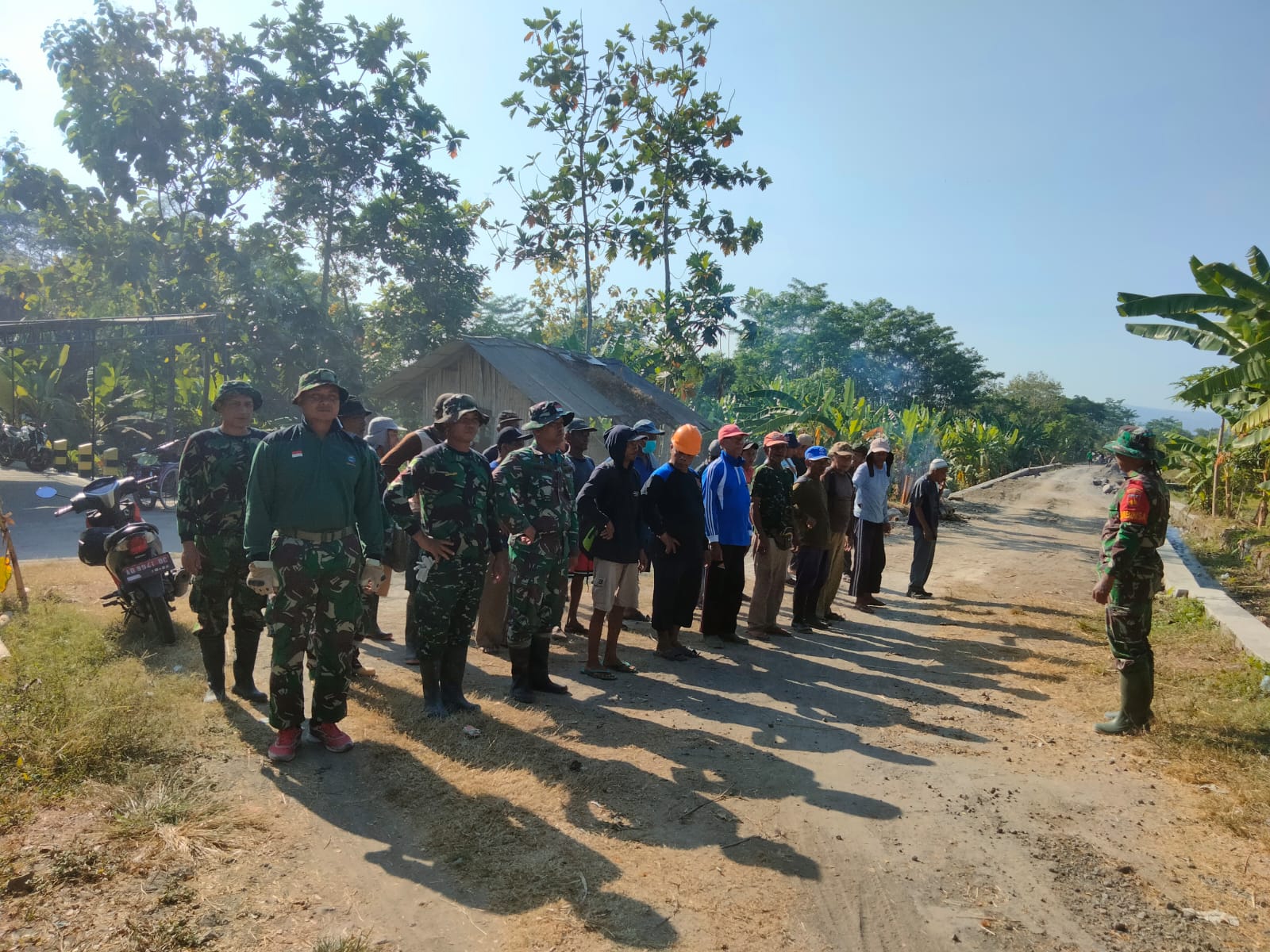 Awali Kegiatan Karya Bakti Mandiri Klaten Bersinar XXIV Desa Geneng, Babinsa Pimpin Apel Pagi