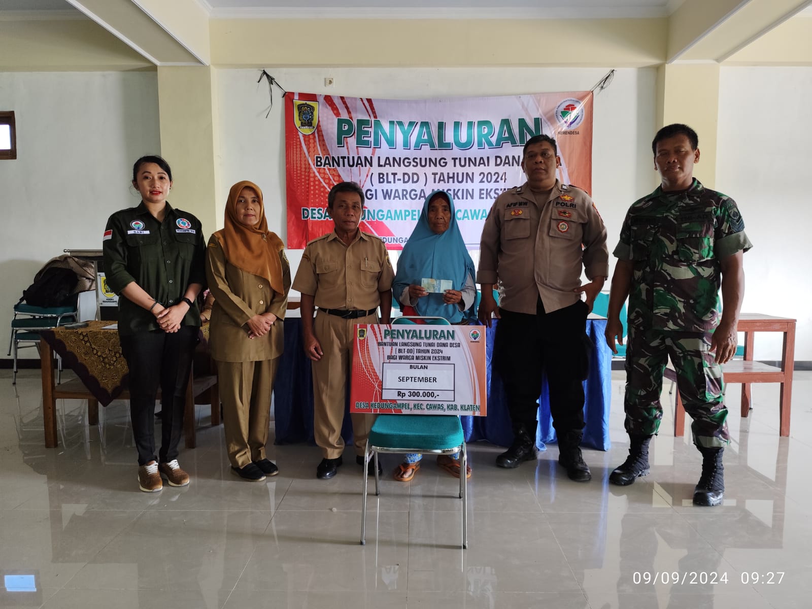 Babinsa Koramil Cawas Dampingi Dan Amankan Penyaluran BLT-DD Desa Kedungampel