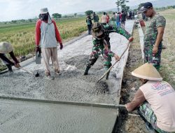 Anggota Koramil 19 Trucuk Bersama Warga Bangun Jalan Melalui Program Karya Bakti Mandiri Klaten Bersinar