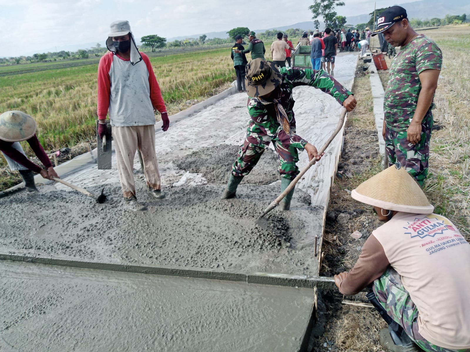 Anggota Koramil 19 Trucuk Bersama Warga Bangun Jalan Melalui Program Karya Bakti Mandiri Klaten Bersinar