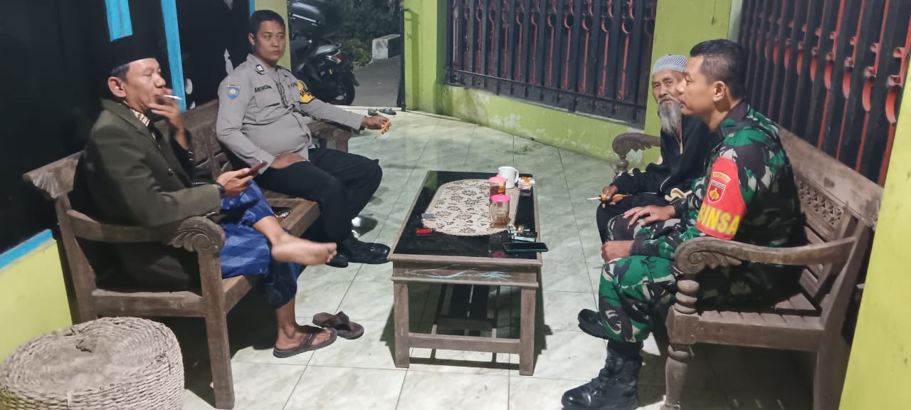 Beri Rasa Aman, Babinsa Koramil 23/Ceper Patroli Dan Komsos Bersama Bhabinkamtibmas Di Desa Srebegan