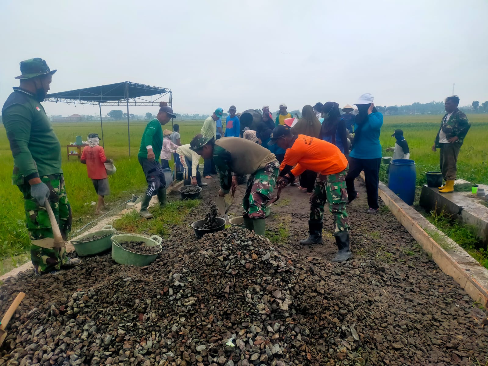 Antusias Ibu-Ibu Desa Pakisan Dalam Pelaksanaan TMMD Sengkuyung Kodim Klaten