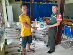 Babinsa Gergunung Pantau Pendistribusian Bantuan Beras untuk Keluarga Pra Sejahtera